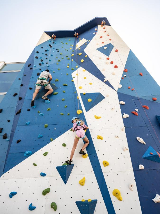 Falkensteiner Family Hotel Diadora Petrčane Dış mekan fotoğraf Climbing wall