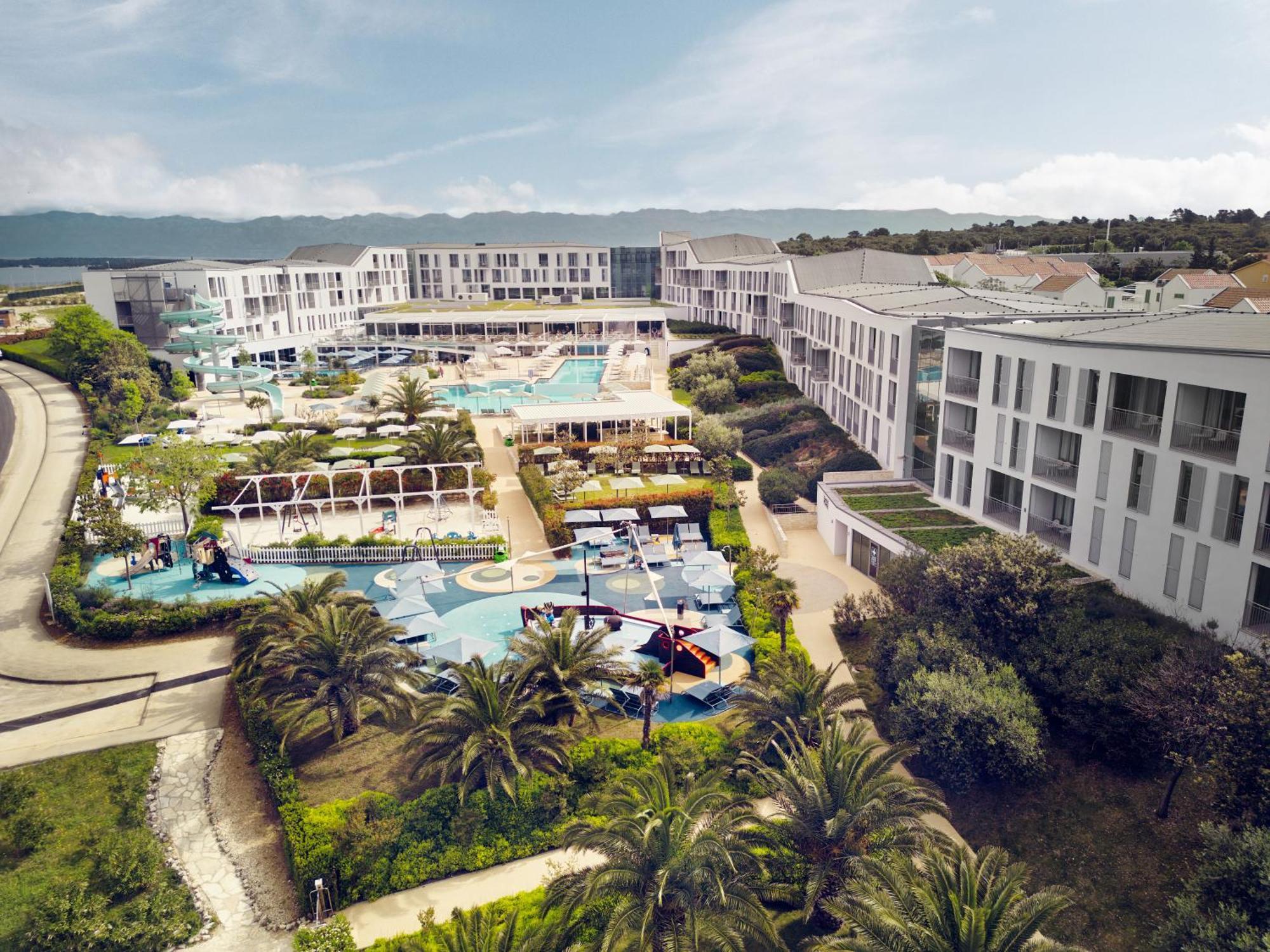 Falkensteiner Family Hotel Diadora Petrčane Dış mekan fotoğraf The resort's main building
