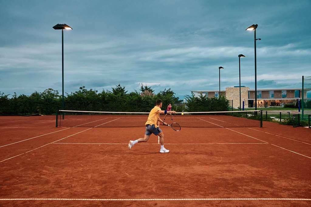 Falkensteiner Family Hotel Diadora Petrčane Konforlar fotoğraf Tennis player on a clay court