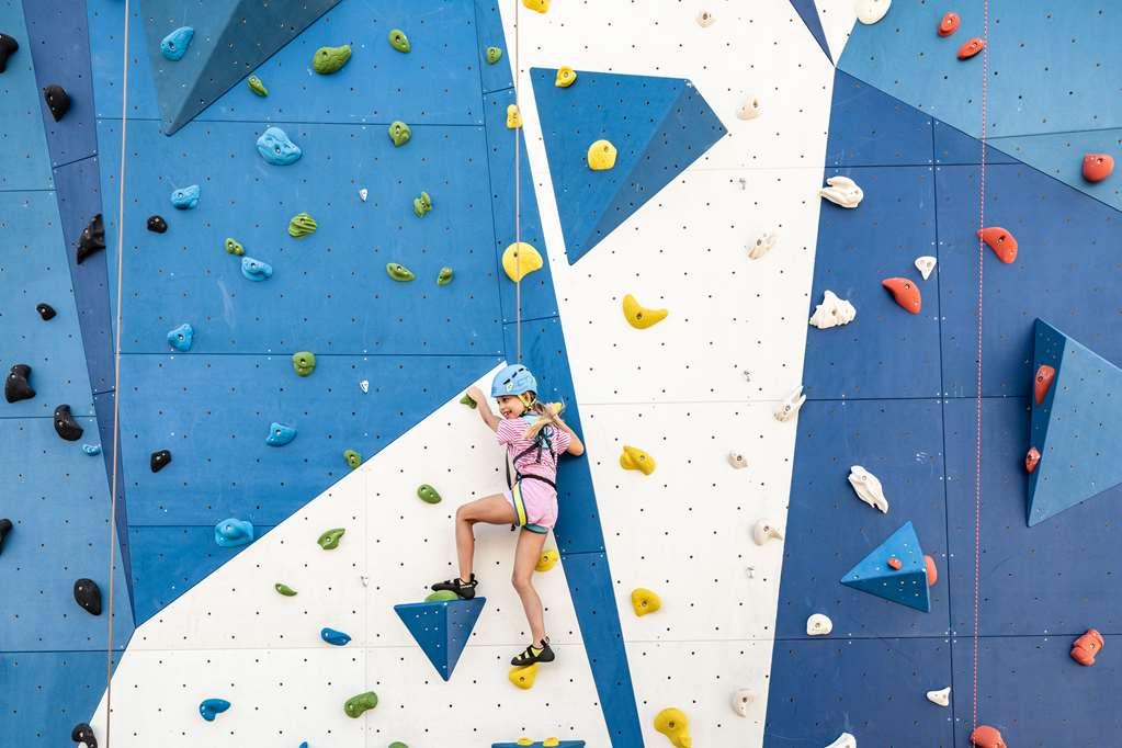Falkensteiner Family Hotel Diadora Petrčane Konforlar fotoğraf Climbing wall